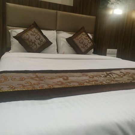 מומביי Hotel Sea Grand, Colaba מראה חיצוני תמונה